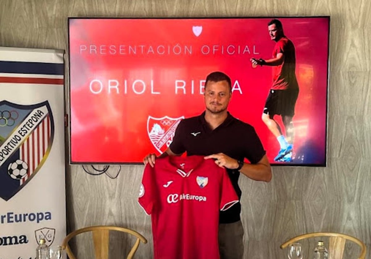 Oriol Riera, en su presentación con el Estepona.