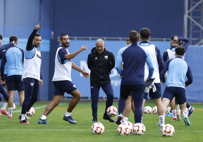 Sergio Pellicer, en el entrenamiento de este miércoles, rodeado de jugadores.