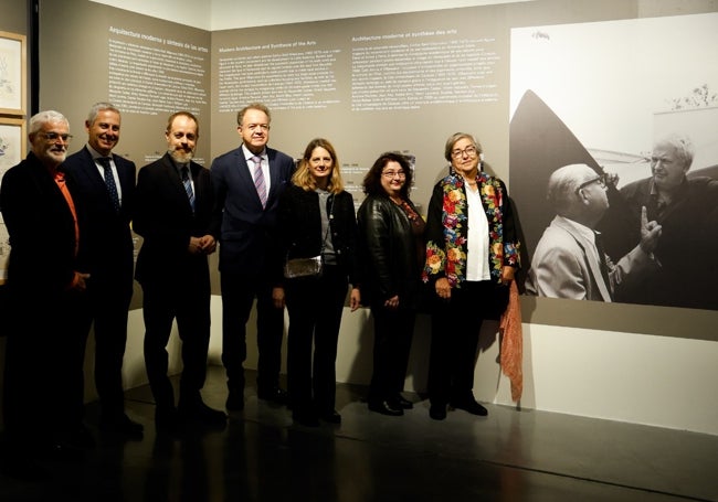 Los organizadores de la muestra, junto a la hija de Raúl Carlos Villanueva, Paulina (Izquierda).