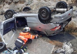 Rescate de la conductora atrapada.