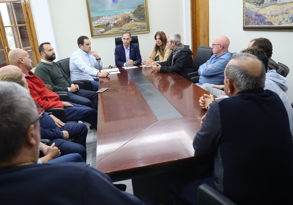 Reunión entre el equipo de Gobierno y los ex trabajadores del parque.