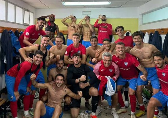 Los jugadores del Estepona festejan su triunfo liguero el pasado fin de semana ante el Villanovense.