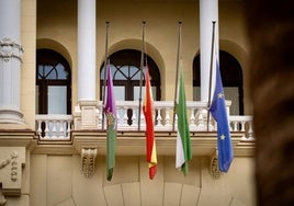 Banderas a media asta en el Ayuntamiento de Málaga