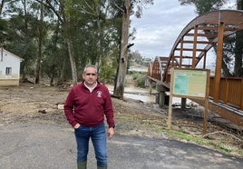 El alcalde Francisco Martínez en la zona donde desbordó el río Guadalhorce.