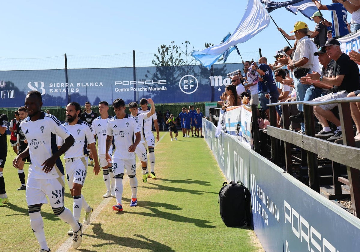 Los jugadores del Marbella saltan al terreno de juego antes de un partido.