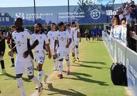 Los jugadores del Marbella saltan al terreno de juego antes de un partido.