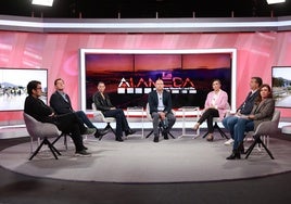 Los representantes políticos y los periodistas, en el debate.