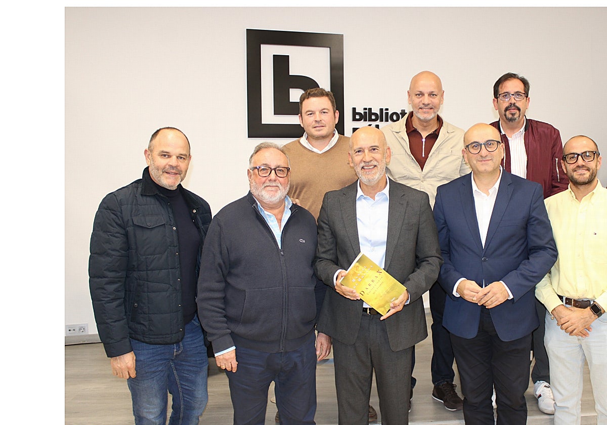 El concejal y novelista con el alcalde y miembros del Gobierno municipal.