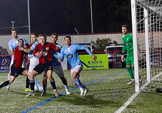 La defensa del Celta trata de frenar al San Pedro en un córner en ataque del conjunto malagueño.