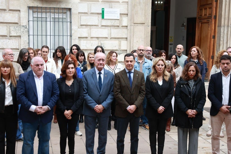 Minuto de silencio a las puertas de la delegación del Gobierno andaluz en Málaga, donde Juanma Moreno ha mostrados sus condolencias al pueblo valenciano.