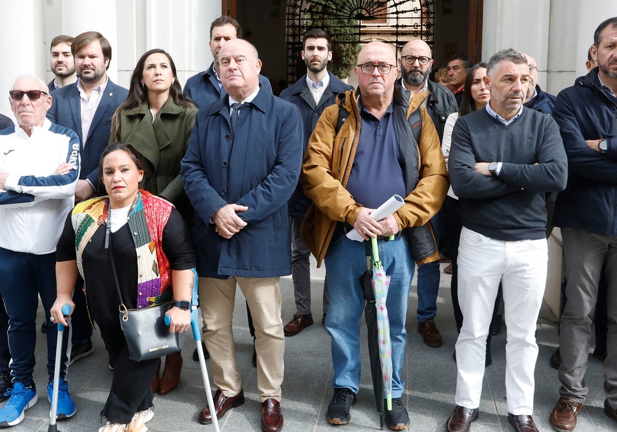 Este jueves se ha producido un minuto de silencio en la puerta del Ayuntamiento de Antequera