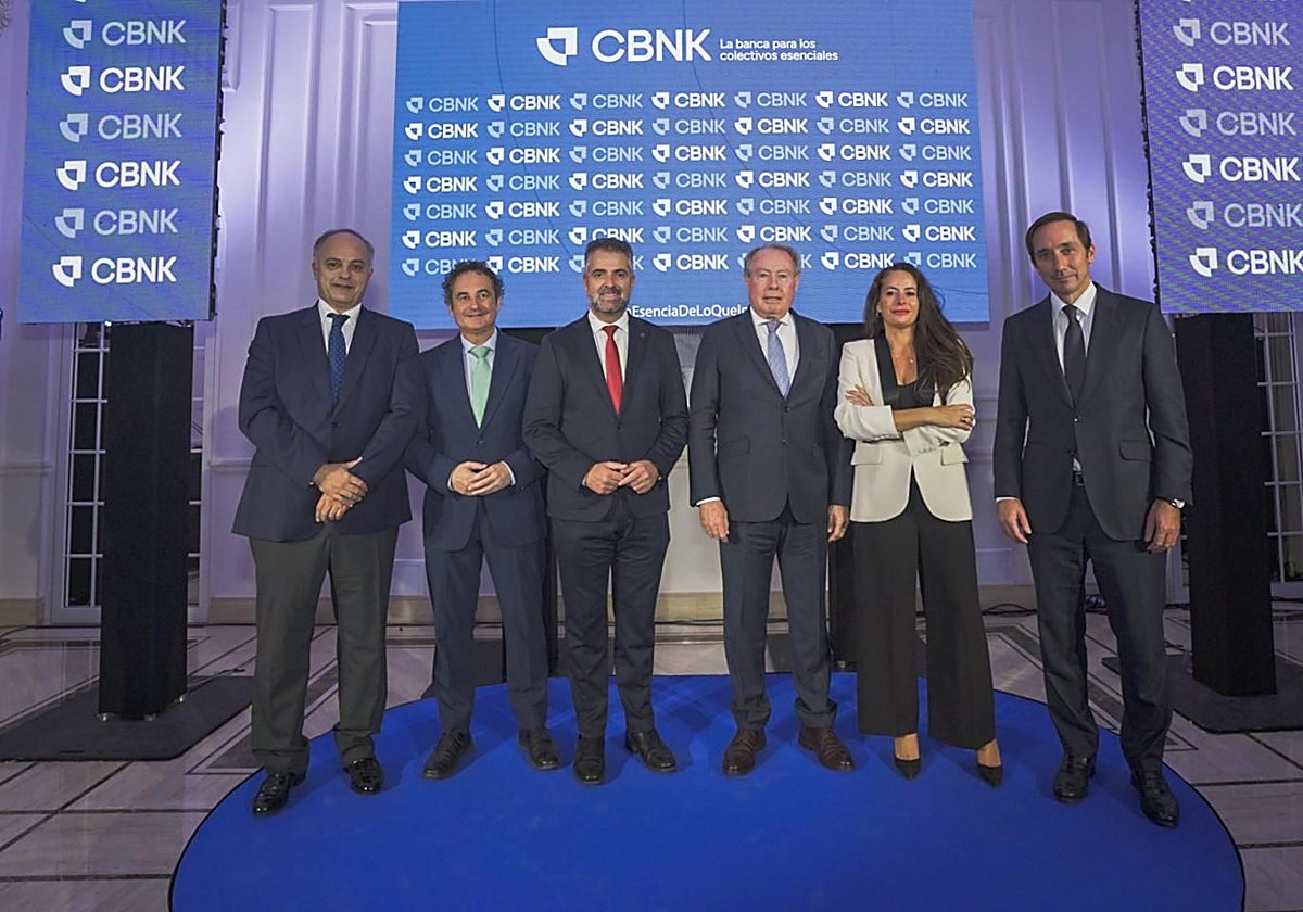 De izq a dcha. Baldomero Navalón, vicepresidente de CBNK; Francisco Manuel Cantos, concejal de Derechos Sociales, Diversidad, Igualdad y Accesibilidad; Carlos Conde, concejal de Economía, Hacienda, Gestión de Fondos de la Unión Europea y Coordinación de Distritos; Mateo Velasco, presidente de CBNK; Alicia Izquierdo, concejala del Área de Innovación, Digitalización Urbana, Promoción de la Inversión Tecnológica y Empresarial, y Enrique Serra, CEO de CBNK.