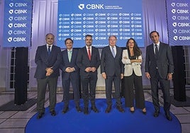 De izq a dcha. Baldomero Navalón, vicepresidente de CBNK; Francisco Manuel Cantos, concejal de Derechos Sociales, Diversidad, Igualdad y Accesibilidad; Carlos Conde, concejal de Economía, Hacienda, Gestión de Fondos de la Unión Europea y Coordinación de Distritos; Mateo Velasco, presidente de CBNK; Alicia Izquierdo, concejala del Área de Innovación, Digitalización Urbana, Promoción de la Inversión Tecnológica y Empresarial, y Enrique Serra, CEO de CBNK.