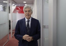 Juan Carlos Ureta, presidente de Renta 4, en las oficinas que tiene el banco en Málaga, en la Alameda de Colón.