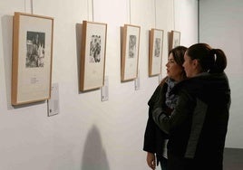 Dos mujeres observan una de las obras de Emmanuel Lafont.