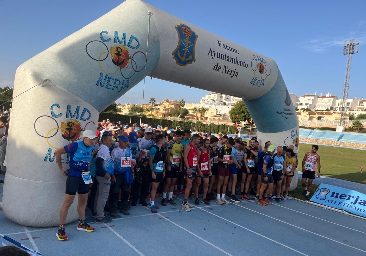 Imagen de la salida de la prueba, este viernes festivo desde el estadio Enrique López Cuenca de Nerja.