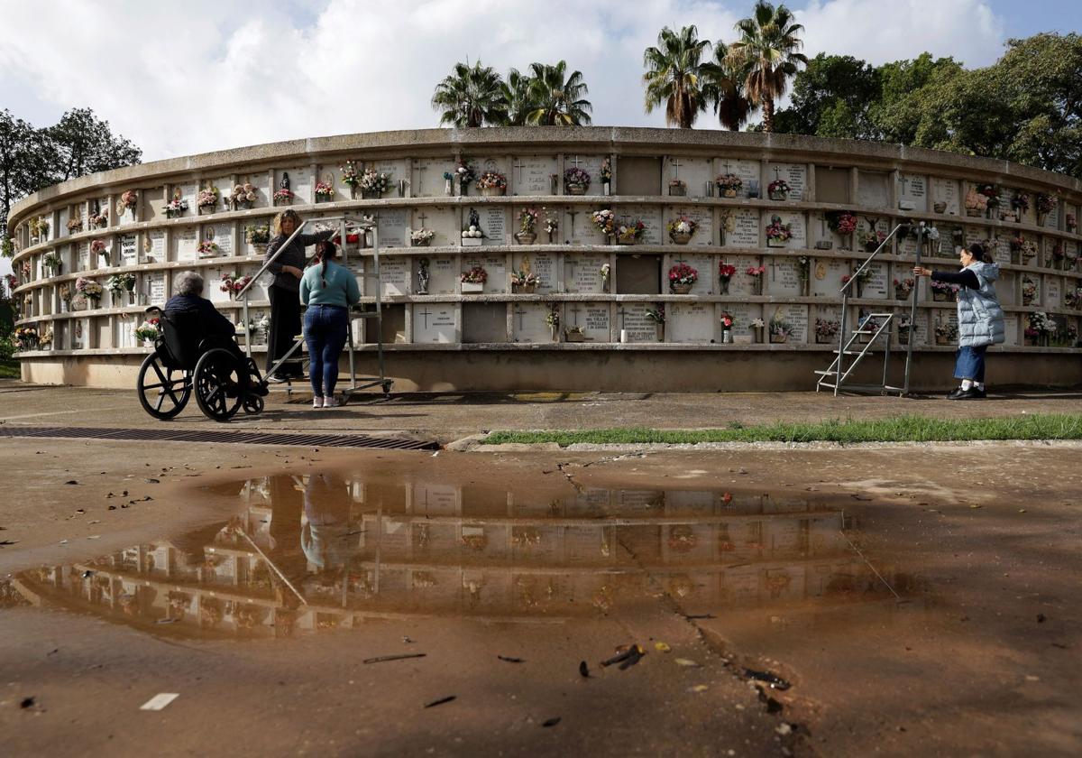 Cita en el cementerio en el Día de todos los Santos