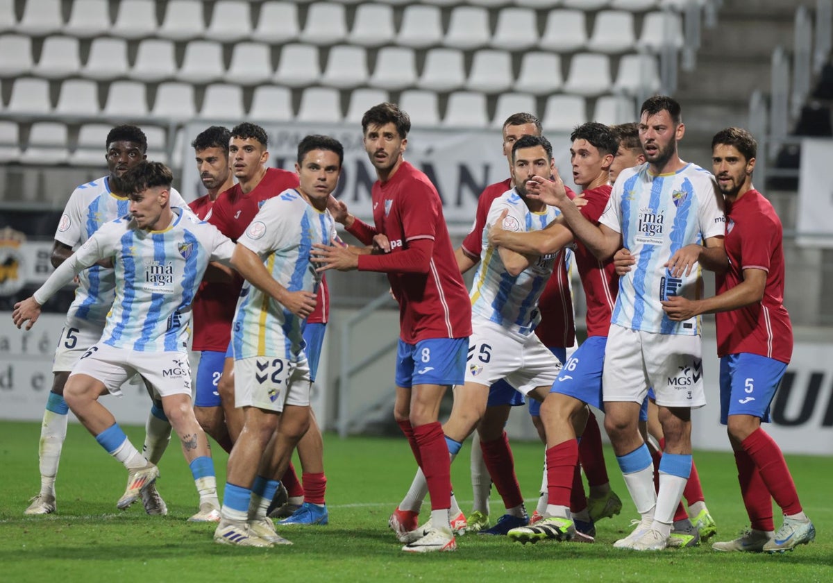 Imagen del Estepona-Málaga, en el que el equipo blanquiazul cayó eliminado.