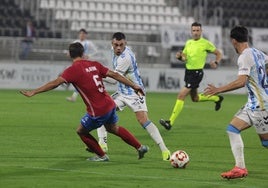 Rahmani intenta llegar al balón en el partido de La Línea.