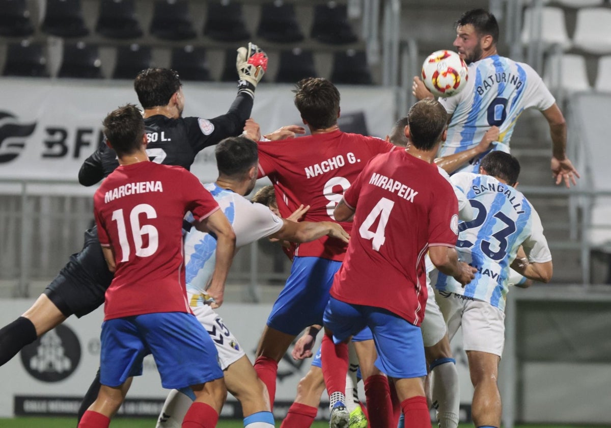 Baturina, en la acción previa a su remate que supuso el 0-1 ante el Estepona.