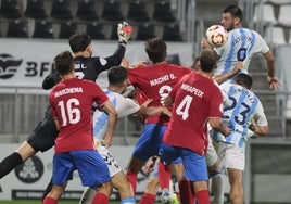 Baturina, en la acción previa a su remate que supuso el 0-1 ante el Estepona.