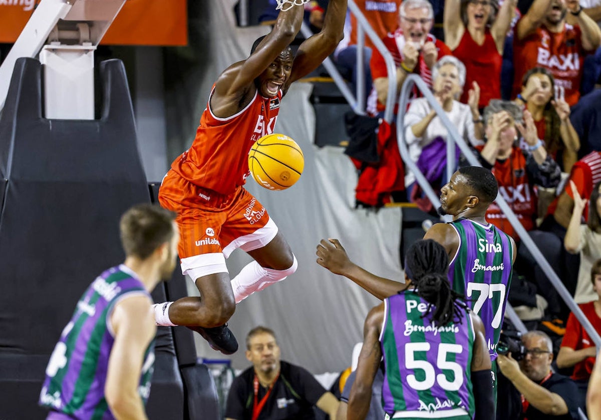 Brimah machaca ante la mirada de Sima y Perry.