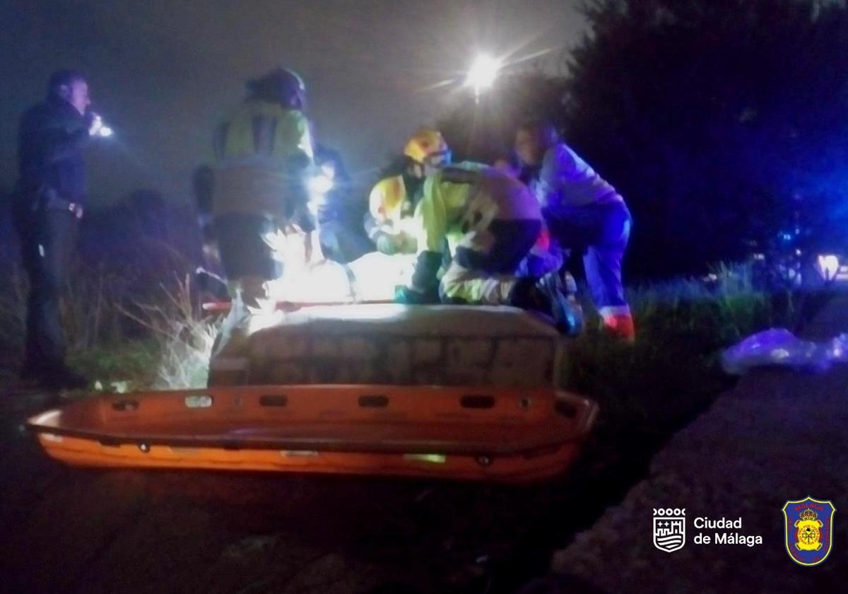 Tres personas heridas tras salirse su coche de la carretera y caer en una acequia en Málaga