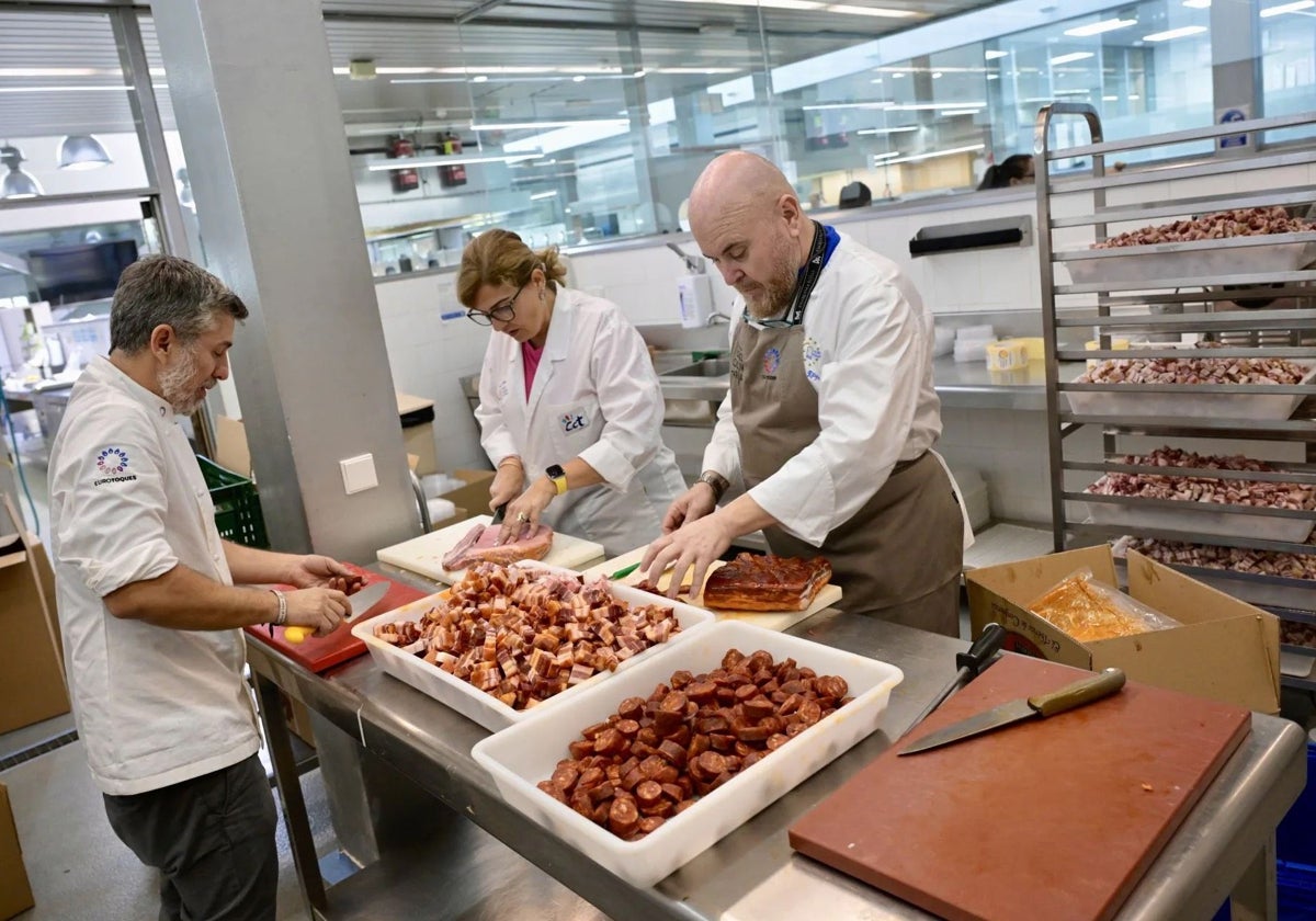 Voluntarios trabajan en el CCT de Murcia, desde donde se distribuye la comida.