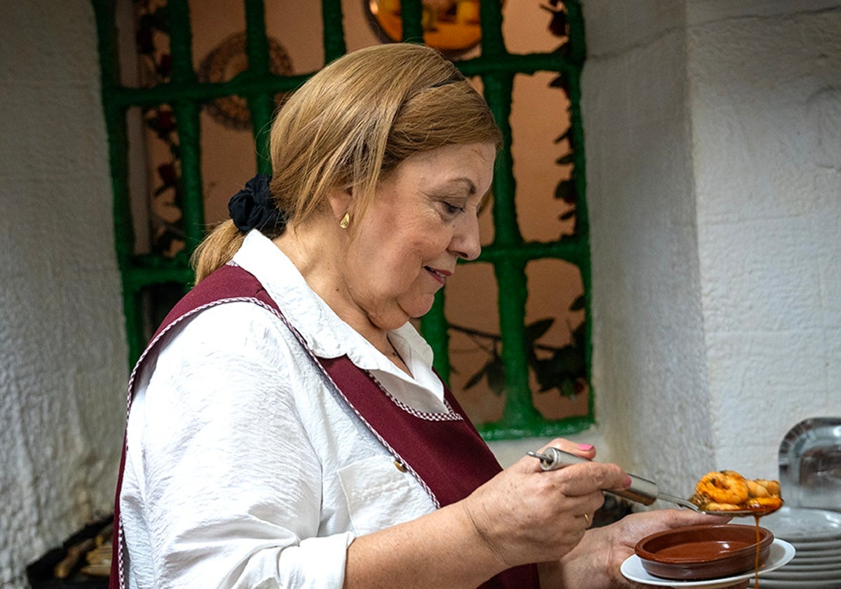 Rosa Mari en la cocina de su local, El Pimpi Florida.