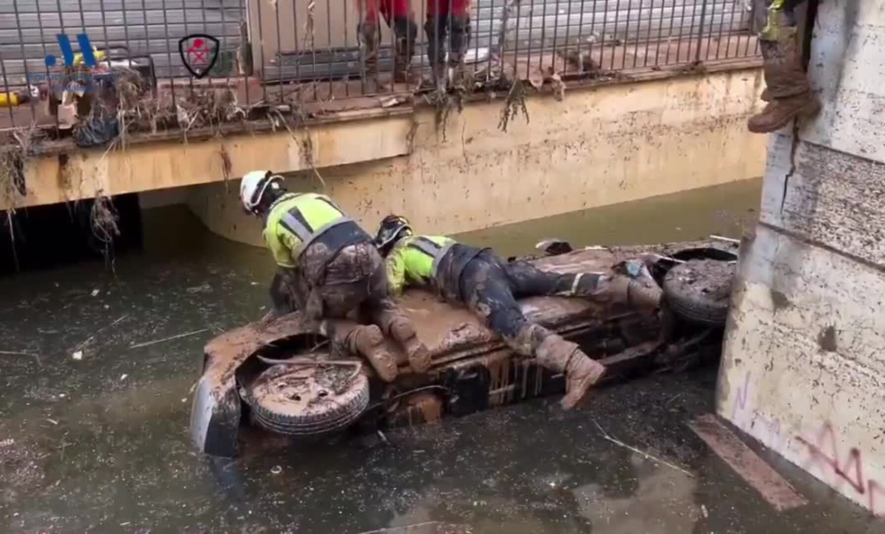 Los Bomberos del Consorcio de Málaga continúan por la zona de Alfafar realizando labores de inspección, rastreo y búsqueda en vehículos tras la DANA