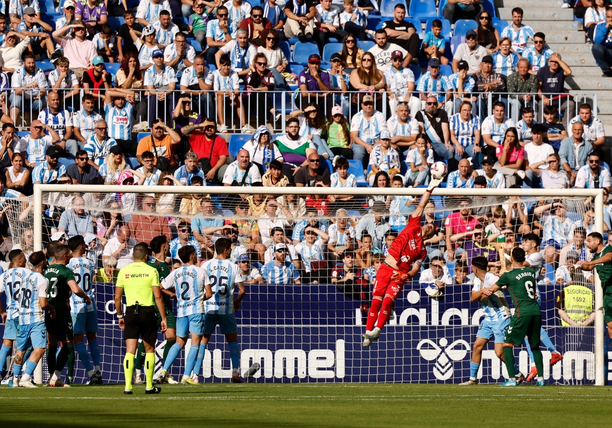 Alfonso Herrero se estira para detener un disparo del Eibar.