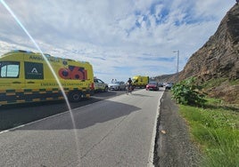 Servicios sanitarios y de la Policía Local de Nerja y Torrox, este domingo en la zona.