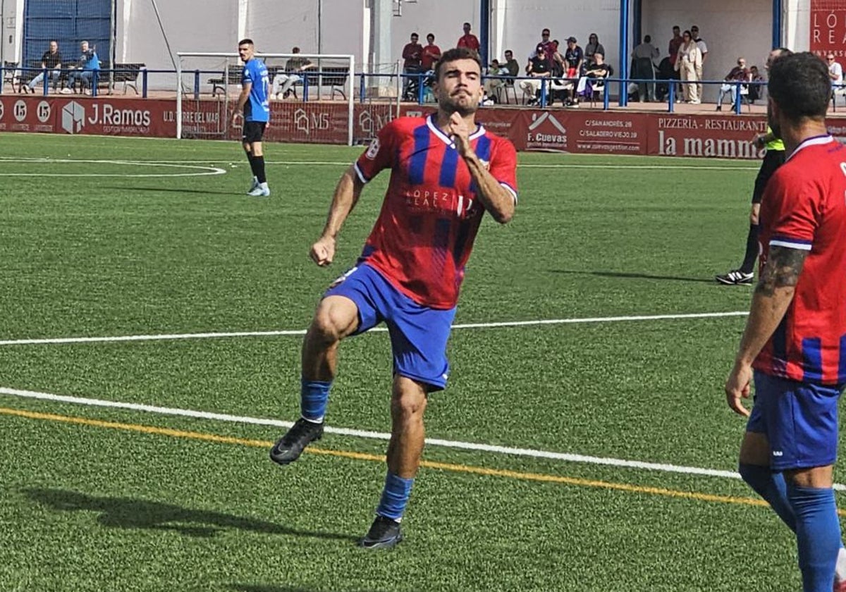 Manu celebra uno de los tres goles que consiguió con el Torre del Mar.