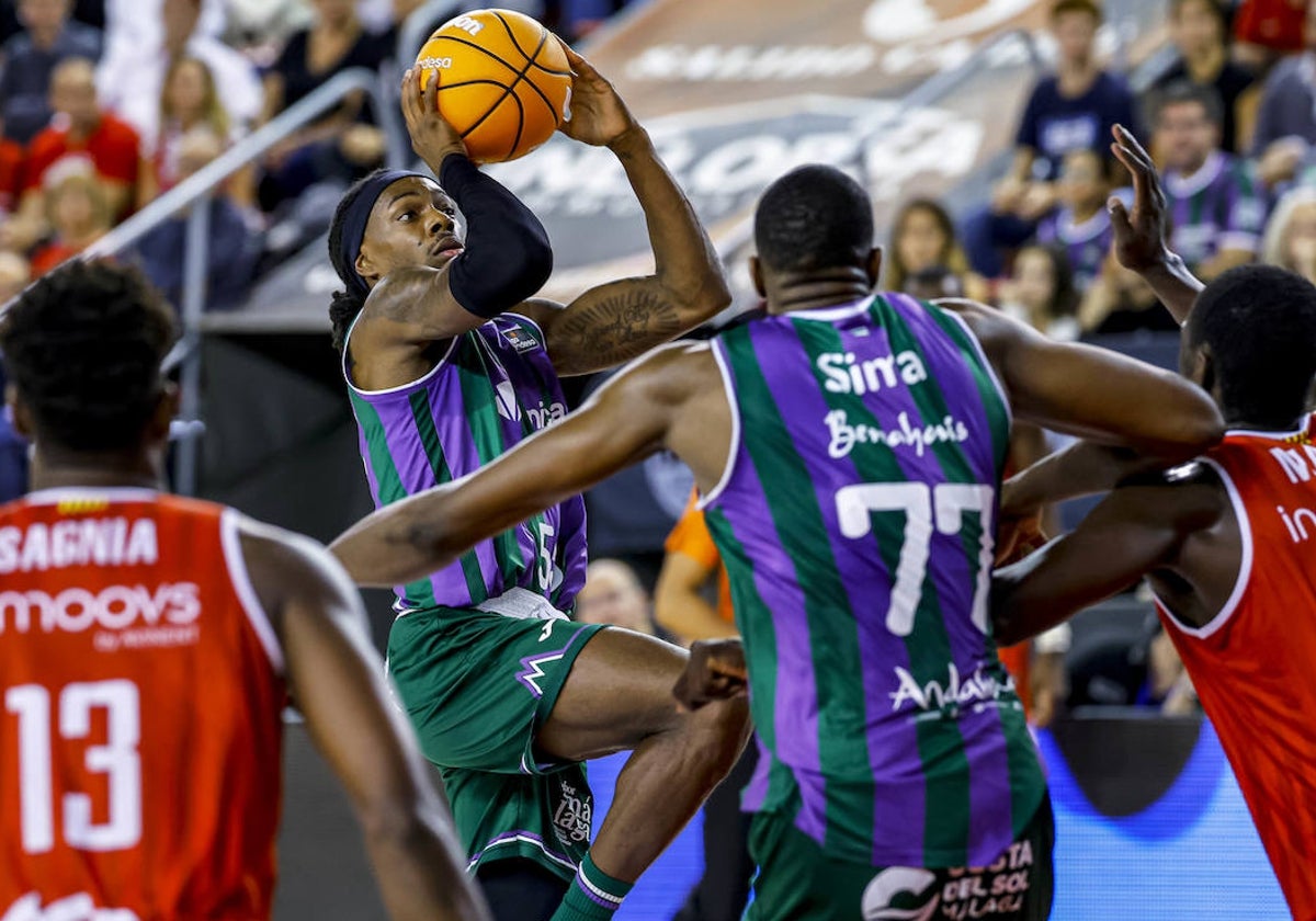 Perry, el mejor del Unicaja, lanza a canasta.