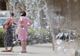 Dos mujeres pasean con ropa de verano por el Centro de Málaga.