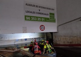 Más de medio centenar de bomberos malagueños se despliegan en Valencia: «Es un campo de batalla»