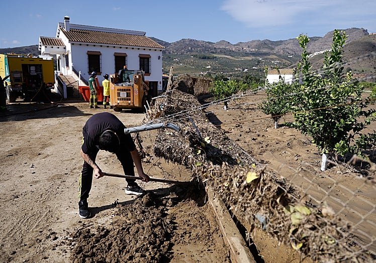 Carlos Quiroga ayuda en la vivienda de Miguel Ángel Vázquez.