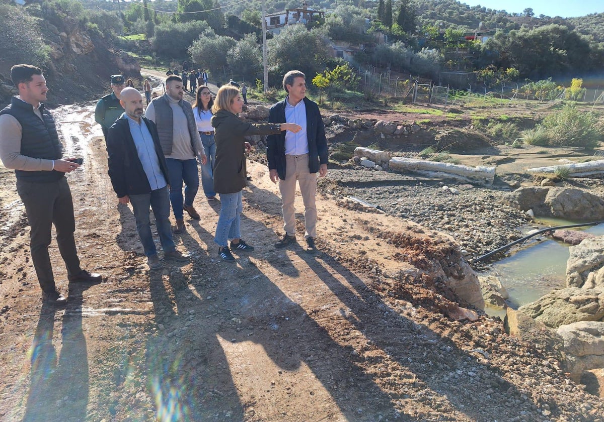 La alcaldesa de Almogía, Antonia García, junto al delegado del Gobierno en Andalucía, Pedro Fernández.