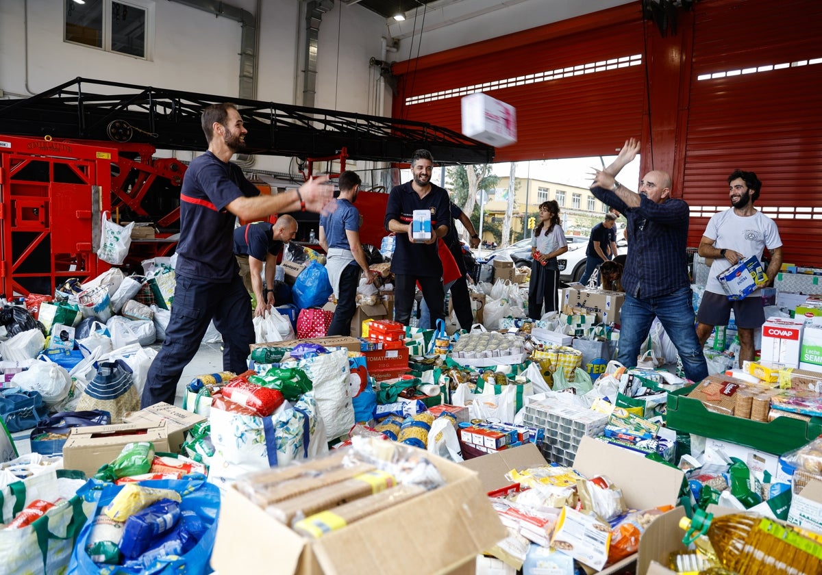 Imagen del parque de bomberos de Martiricos, donde se almacenan los alimentos que se transportarán a Valencia.