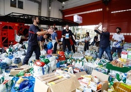 Imagen del parque de bomberos de Martiricos, donde se almacenan los alimentos que se transportarán a Valencia.