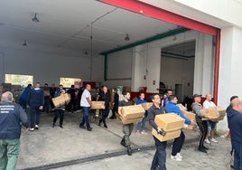 Voluntarios, durante este fin de semana, cargando algunos de los camiones enviados a Valencia.