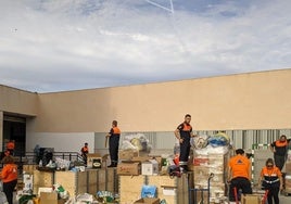 Protección Civil en Benalmádena coordinando la recogida de material en el colegio La Leala.