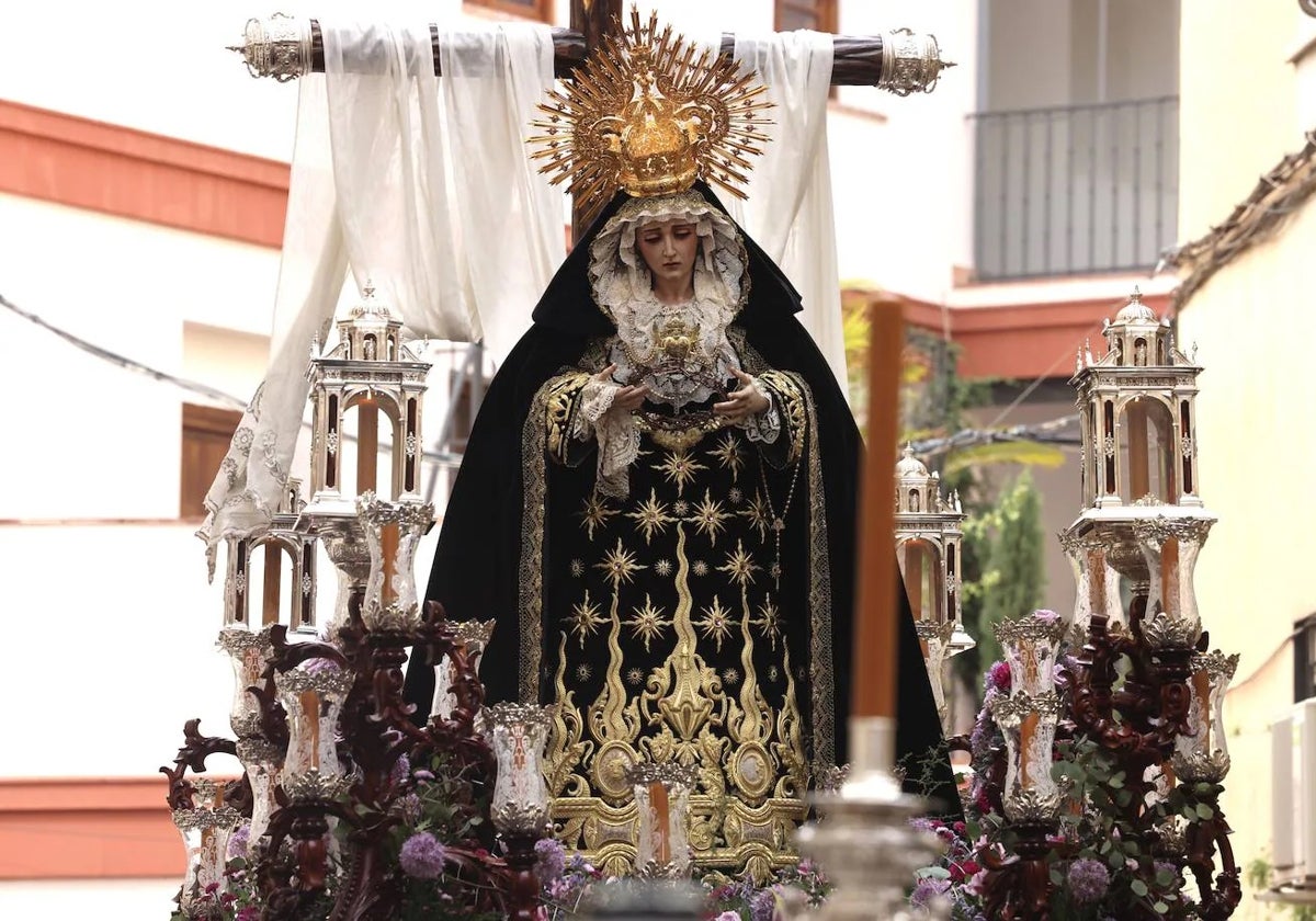 Imagen de la Virgen de los Dolores en su Amparo y Misericordia en su trono procesional.