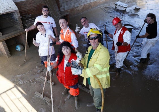 Miembros de la Cruz Roja en tareas de limpieza en La Isla.