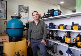 Francisco Morales junto a algunas bombas de su tienda en Álora.