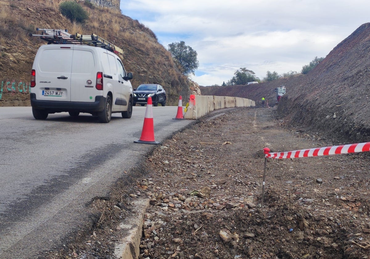 Avanzan las obras para construir aceras en el inicio de la subida a Los Montes