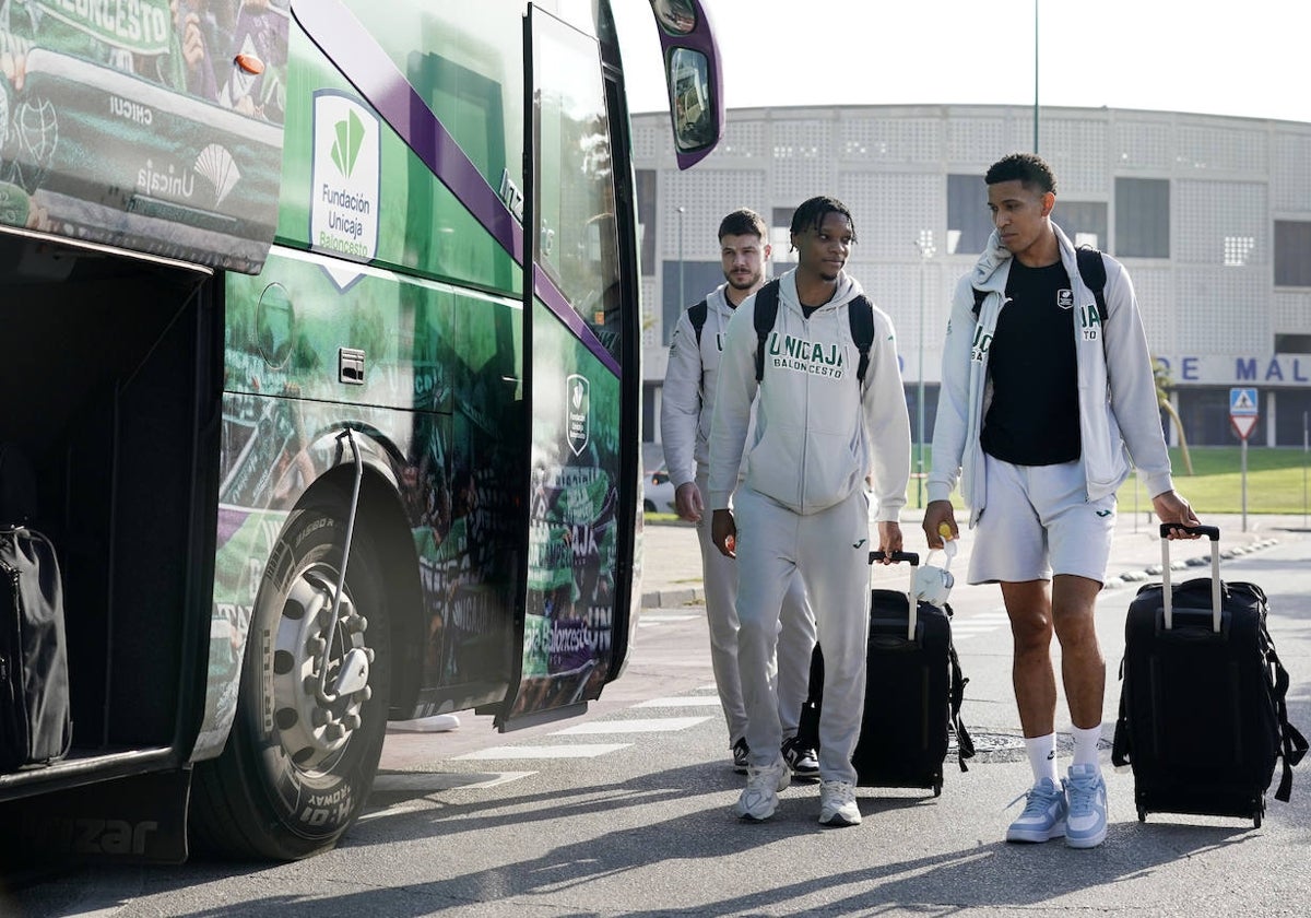 Los jugadores del Unicaja, este martes antes de salir de viaje.