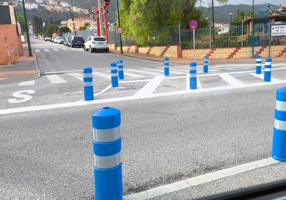 Elementos instalados para reforzar la seguridad vial.