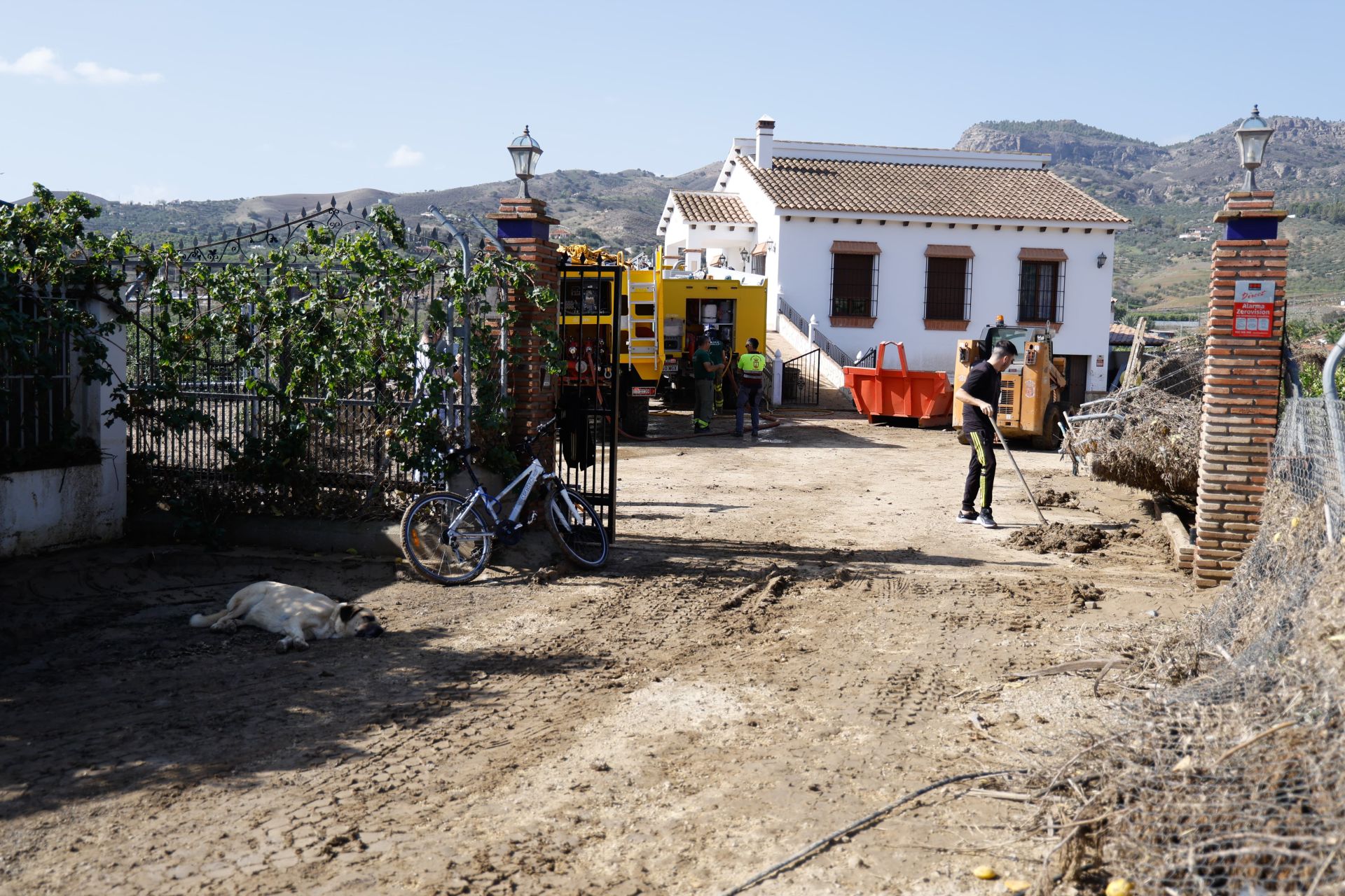 Vecinos y efectivos trabajando en Álora este lunes