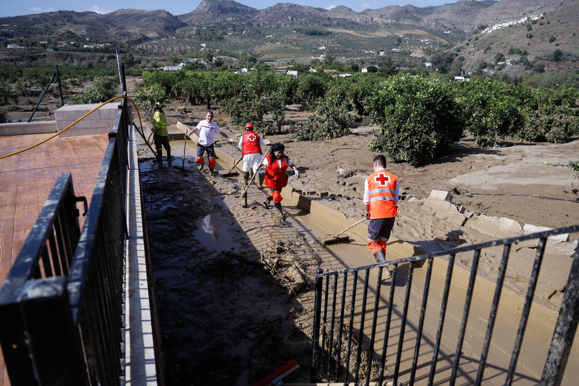 Vecinos y efectivos trabajando en Álora este lunes